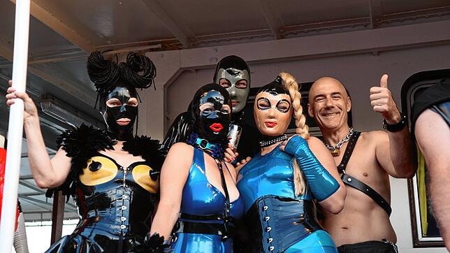 Exploring the World of Advanced Bondage Gear - Complete Guide 1 Group of people in bondage gear and latex costumes posing at an event.